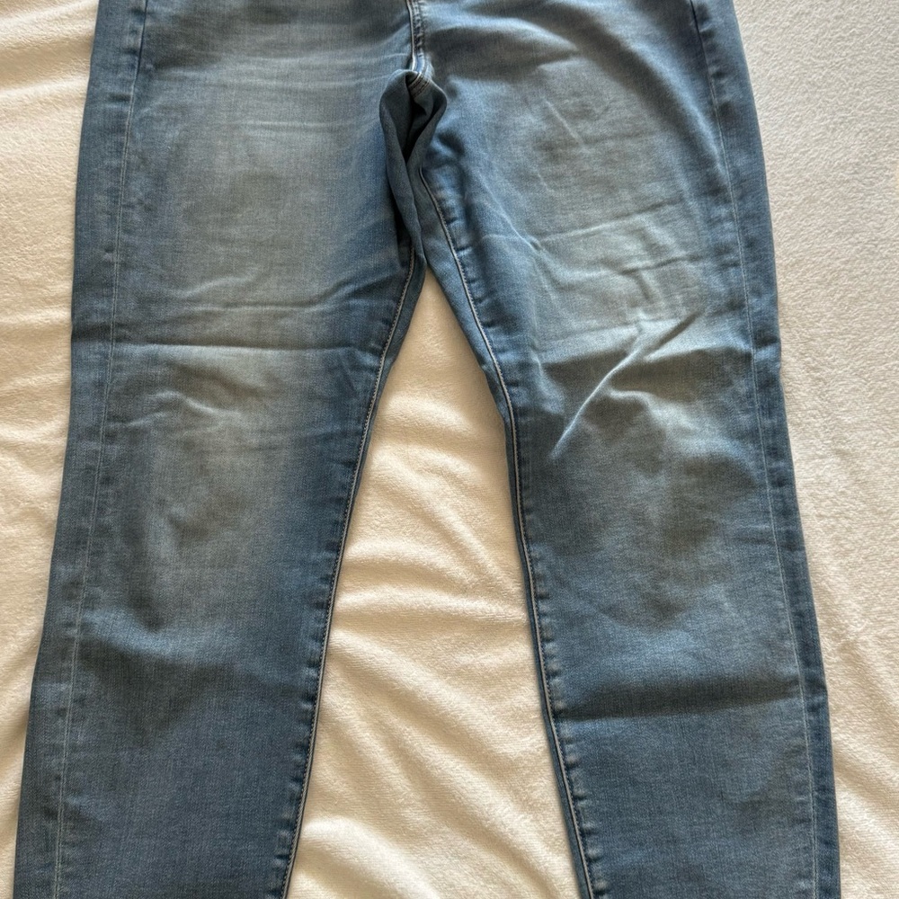 American Eagle Outfitters Light Blue Denim Jeans